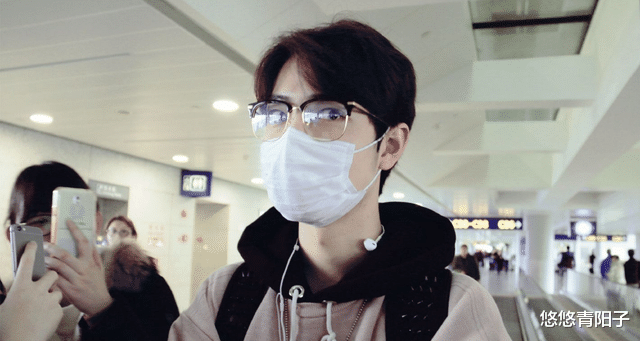 肖战|疑似肖战吃饭被偶遇,画面模糊不清,粉丝:首先你得证明这是肖战