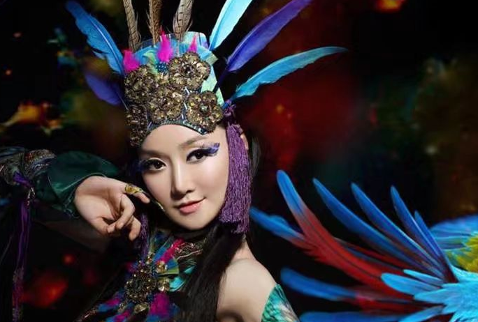 萨顶顶|萨顶顶：卸妆后神婆秒变女神，网友感叹：早这样早就红了