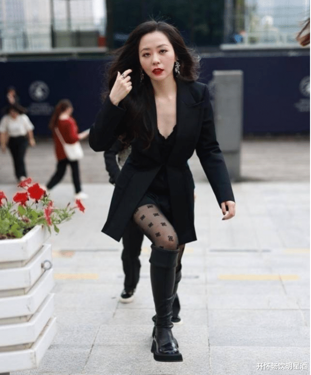 张靓颖|“鲁班锁”黑色丝袜搭配黑色西服，张靓颖的发福身材，让人唏嘘！