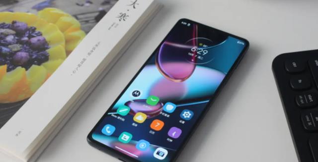 电子商务|摩托罗拉edgemini全新渲染图，98%屏占比+骁龙8Gen2，依旧很卷