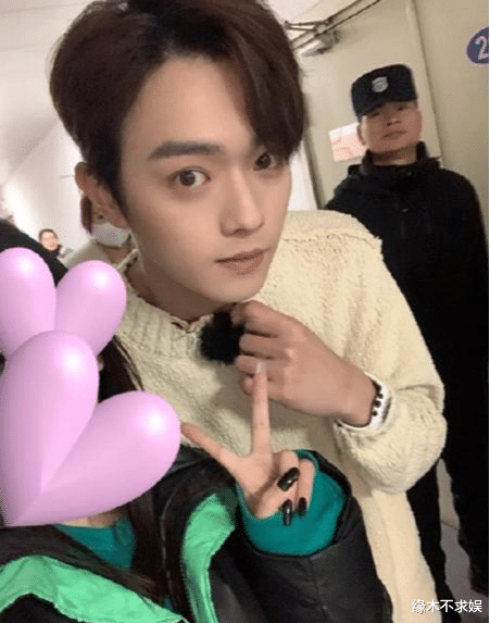 许凯|许凯线下被拍，脱离《尚食》滤镜，27岁他生图长这样