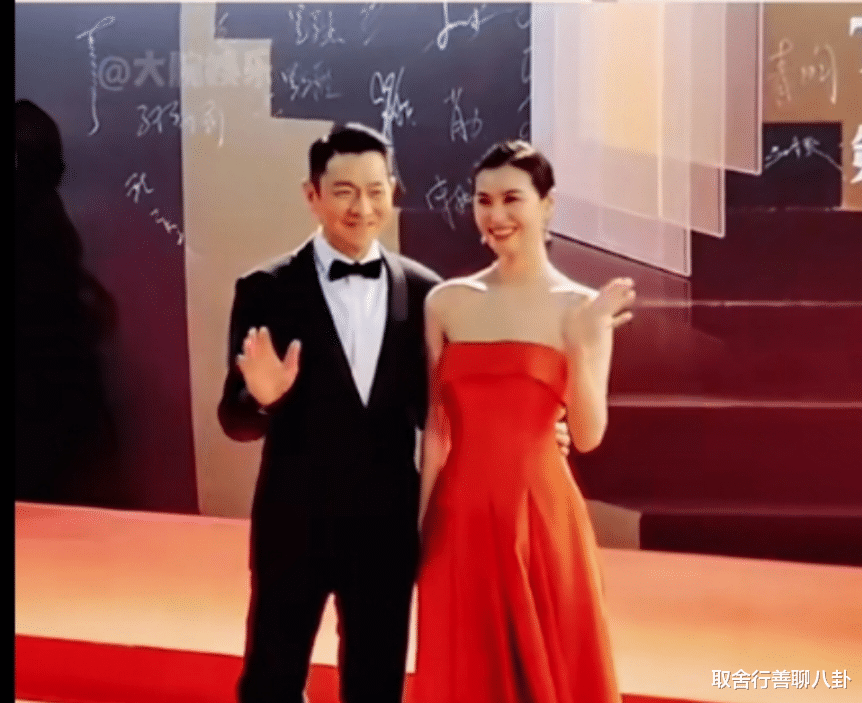 潘粤明|刘德华再演失儿老父亲，被性感女网红强抱，其做法引起热议