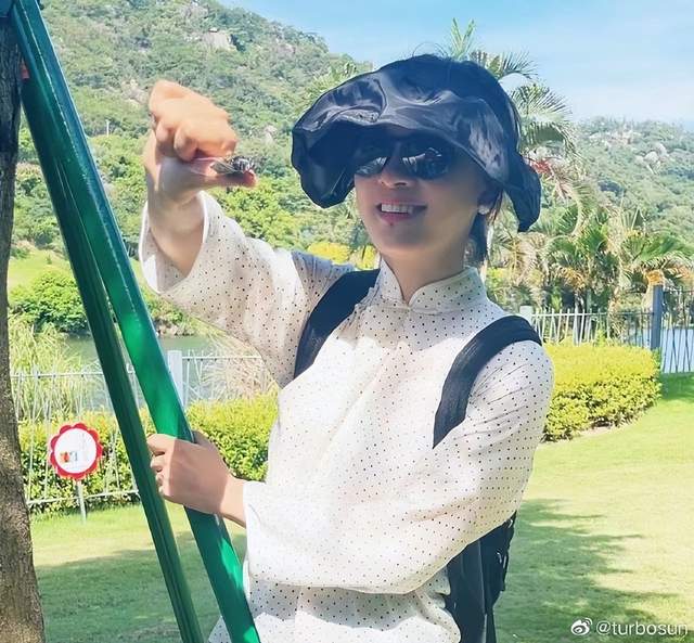 孙俪|上海美女孙俪户外徒手抓蝉!穿旗袍衫打扮朴素,网友:孙\大胆\实锤