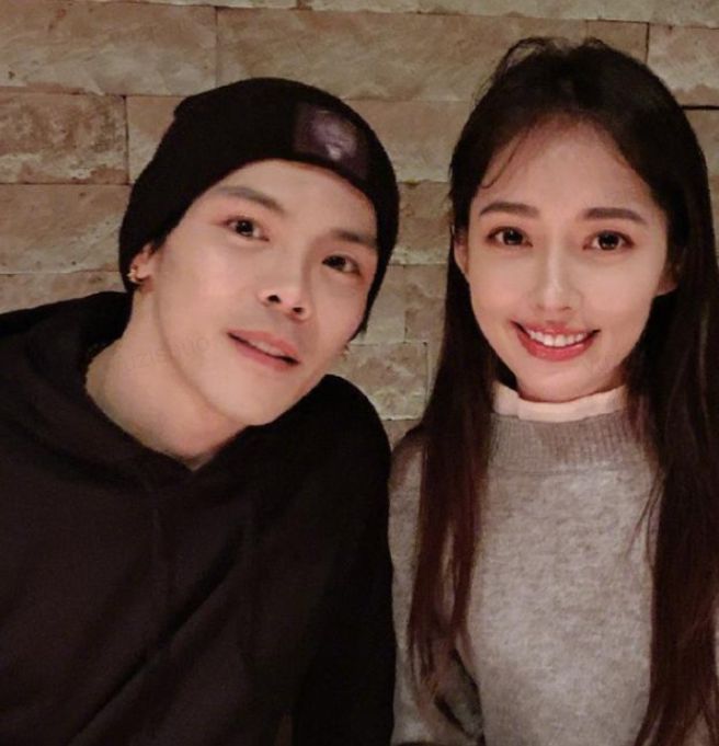 向佐|38岁向佐晒照庆生,郭碧婷甜蜜出镜,向华强笑容满面