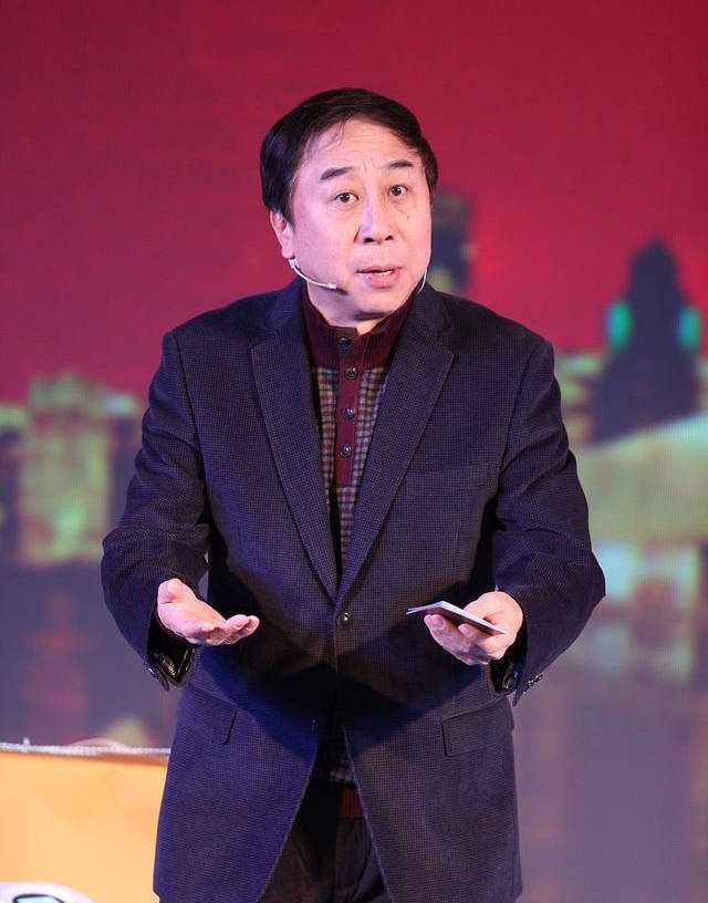 辽宁卫视春节联欢晚会|64岁冯巩一家庆小年! 给汽车铲雪闹乌龙, 送徒弟贾玲上春晚自己缺席5年去干啥了?