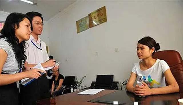 2009年,宾馆女服务员邓玉娇不堪骚扰而刺死官员,今已结婚生子