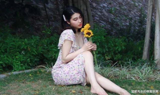 深圳男篮|深圳男篮23岁新星秀恩爱，女友颜值极高，是刘湘的好闺蜜？