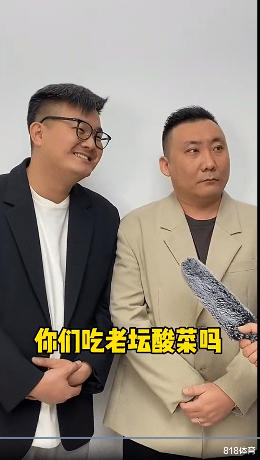 相声|天津相声回呛董路: 你关注过老坛酸菜吗? 每天拿脚踩过吗? 你就是酸菜盲!