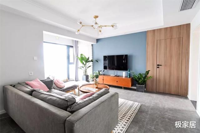 这个家足够令人放松，干净大方，没有电视背景墙却依旧魅力四射