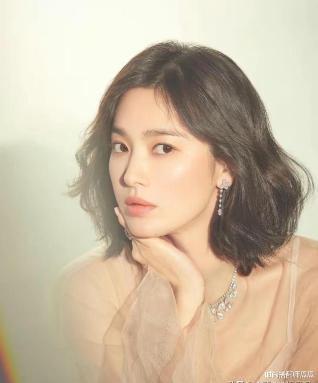 烫发 ?若你过了45,就少留长发吧,这5种“短烫发”更适合你,洋气减龄