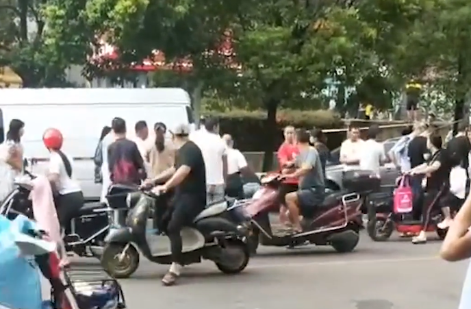 江西一名男孩惨被杀害,嫌犯已跳楼身亡,网友:他母亲偷情惹的祸