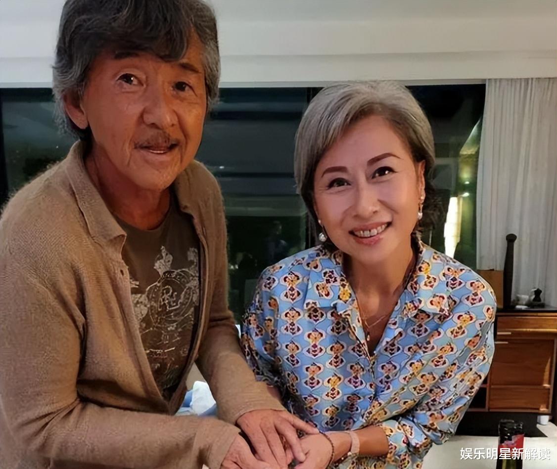 香港小姐|众港姐聚餐现身!叶倩文满头白发很优雅,朱玲玲让出C位仍吸睛