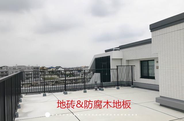 开发商送的露台，我不能让它荒废了，防腐木+地砖拼铺地面，好看