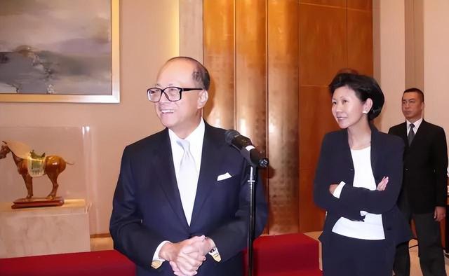 梁洛施|2个嫁不入李家的女人，梁洛施住“豪宅”，周凯旋出门带宝马车队