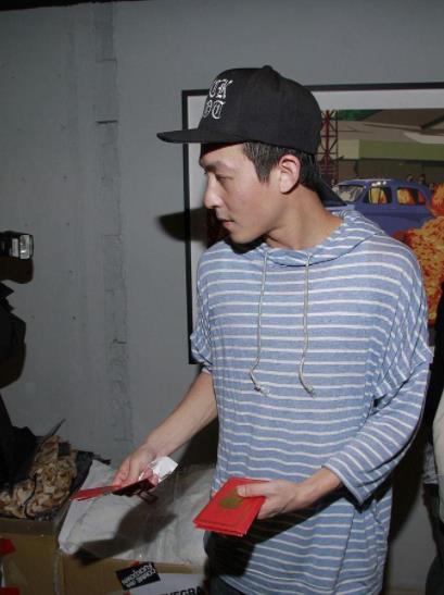 陈冠希|陈冠希活动近照流出，西装配牛仔裤依然痞帅，但脸上皱纹很显憔悴