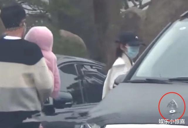 张若昀|张若昀一家三口出游被偶遇,3岁女儿侧颜曝光,300万迈巴赫太惹眼
