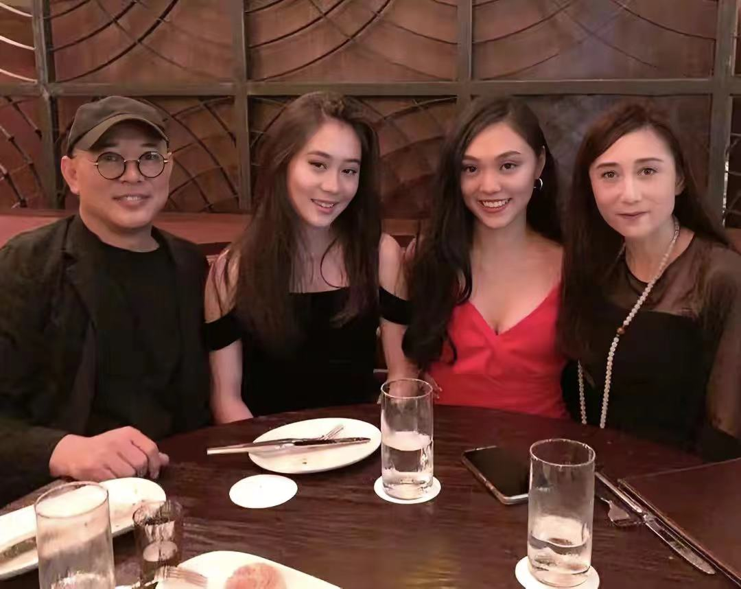 李连杰|李连杰携家人欧洲静修!身形消瘦状态回春,小女儿身材火辣颜值高