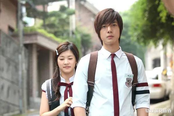 郑素敏|郑素敏与李准因戏生情被拍摸头杀，默默守护三年，男方退伍却分手