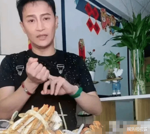 陈志朋|51岁陈志朋直播怒踢黑粉，帝王蟹卖199被骂骗人，网友：他没说错