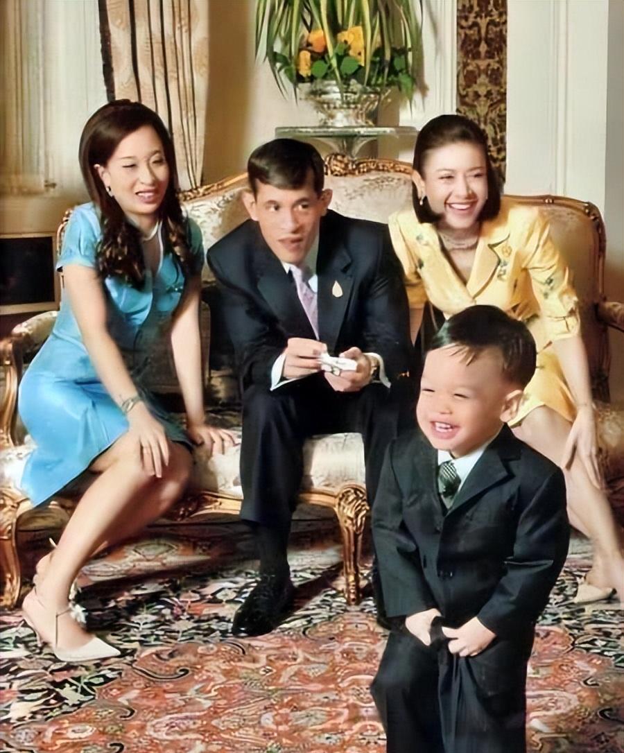 拖鞋 玛哈和苏提达穿拖鞋探望帕公主。王后素颜，甚至连头发都没有梳