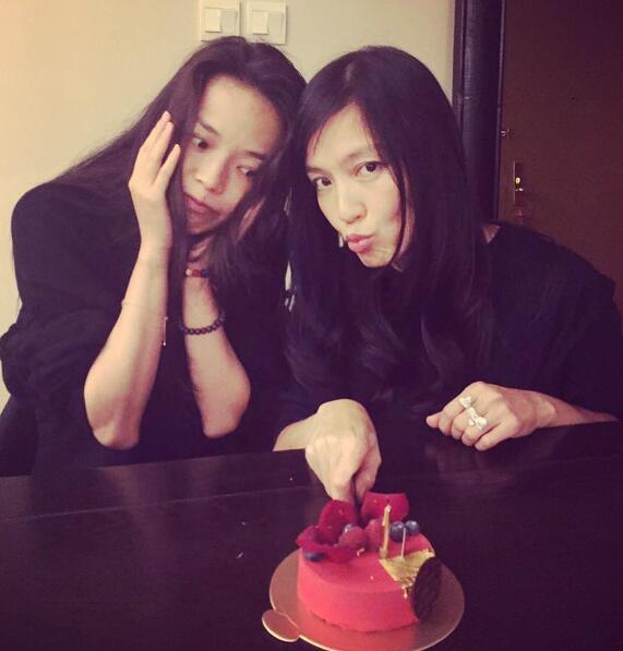 舒淇|舒淇冯德伦为林熙蕾女儿发红包,笑得一脸慈爱,结婚6年无儿无女