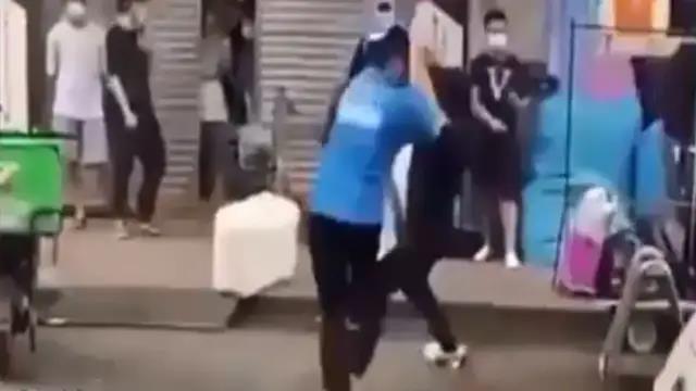 外卖小哥大战健身教练!街头上演激烈打斗,网友:肌肉白练了!