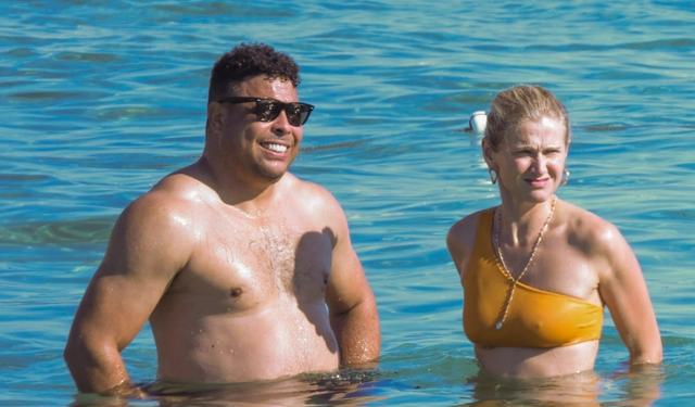 扣篮|罗纳尔多与45岁妻子海滩度假已胖到认不出被盗2000万不影响心情
