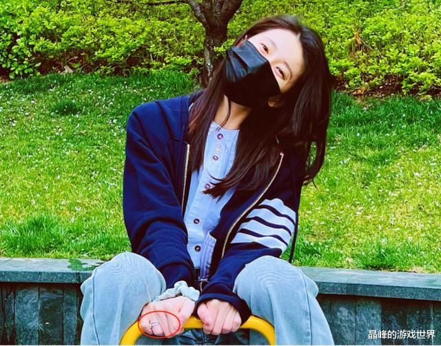 孙杨|孙杨和张豆豆回老家了？手牵手感情甜蜜，女方手上戒指太抢镜