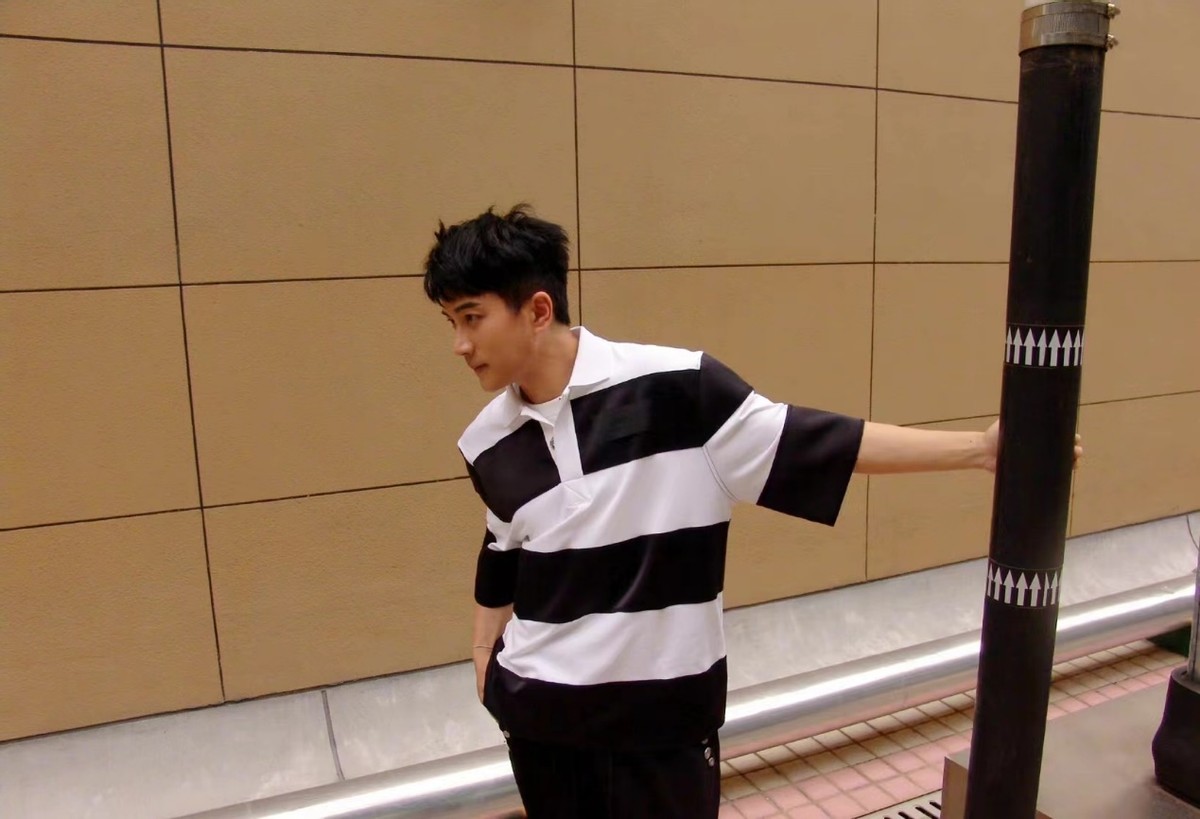 |47岁刘恺威高调被拍!和大美女手牵手口罩都不戴,他越来越帅了