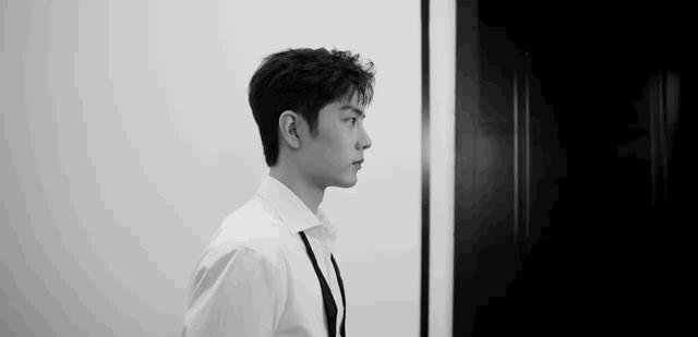 肖战|肖战“霸屏”米兰：中英双语“闯世界”抢眼，彰显肖战“野心”！