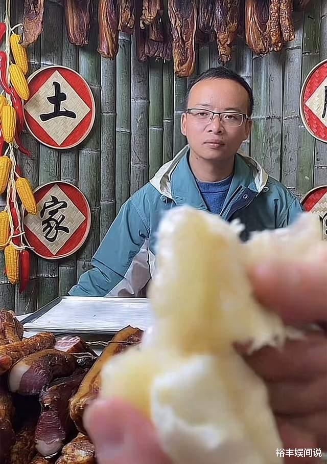 张家界新娘事件迎来戏剧性一幕！男主开始带货，直播时呆坐不语