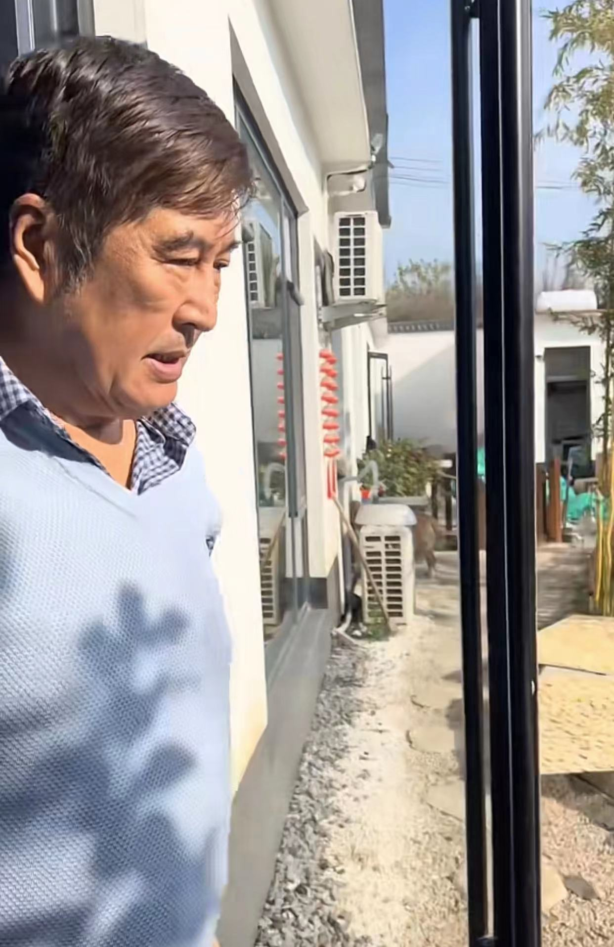 林威|港星林威浙江当志愿者！头发花白忙前忙后，长居内地住古朴农家院