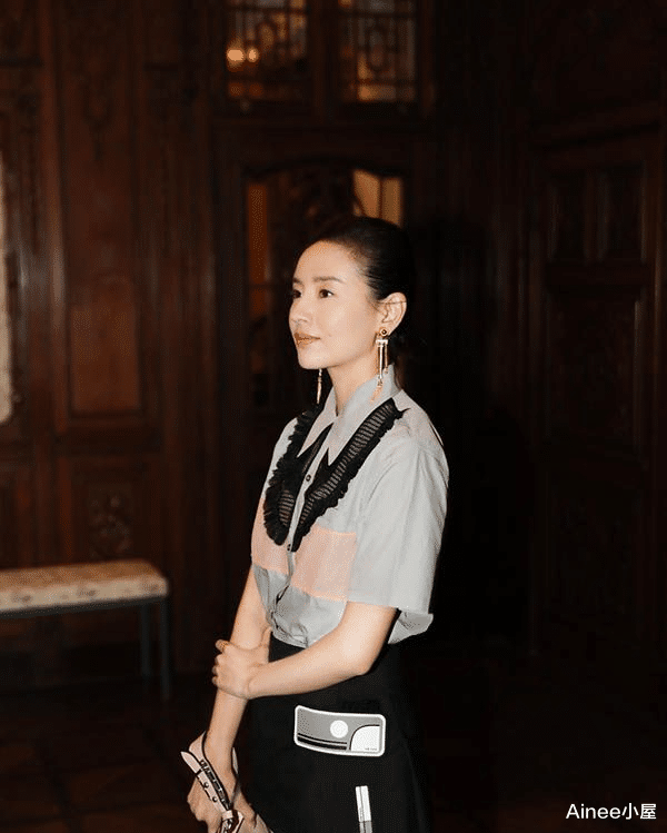 董洁穿衣挺有特点的，拼接衬衫配半裙穿，搭双白丝袜挺有个性