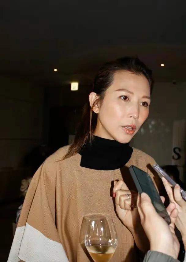 蔡少芬|蔡少芬晒小儿子萌照，3岁鱼蛋穿中式长衫卖萌耍宝