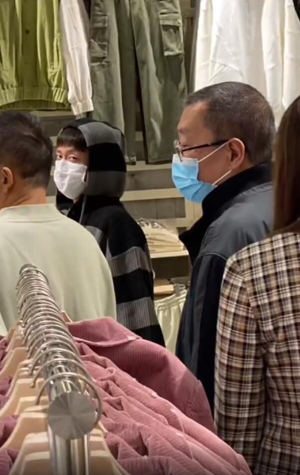 张一山|张一山风波后首露面，穿搭帅气逛街，路人围观拍照表情显不适