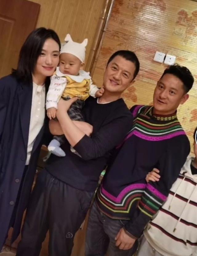 李亚鹏|51岁李亚鹏与小19岁彝族女友再婚实锤?没承认,也没否认!