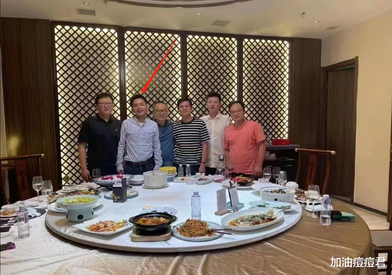 周劼|周劼照片被曝出,非常消瘦烟不离手,网友:是条耿直的汉子!