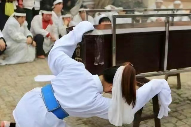 |河南职业哭丧人:每年碰头上万次,一场挣700元,亲戚却说她不孝