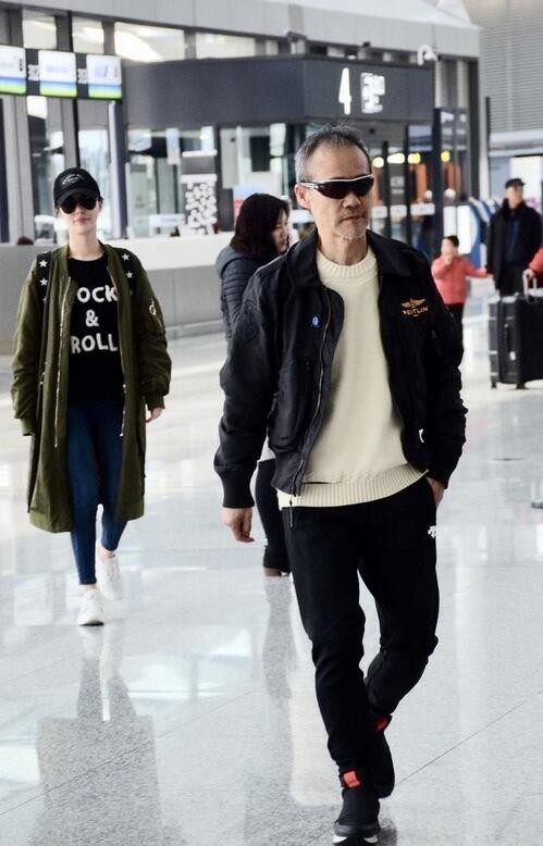 穿衣搭配|王石夫妇走机场,王石穿夹克又帅又酷似硬汉,两人不像夫妻像父女