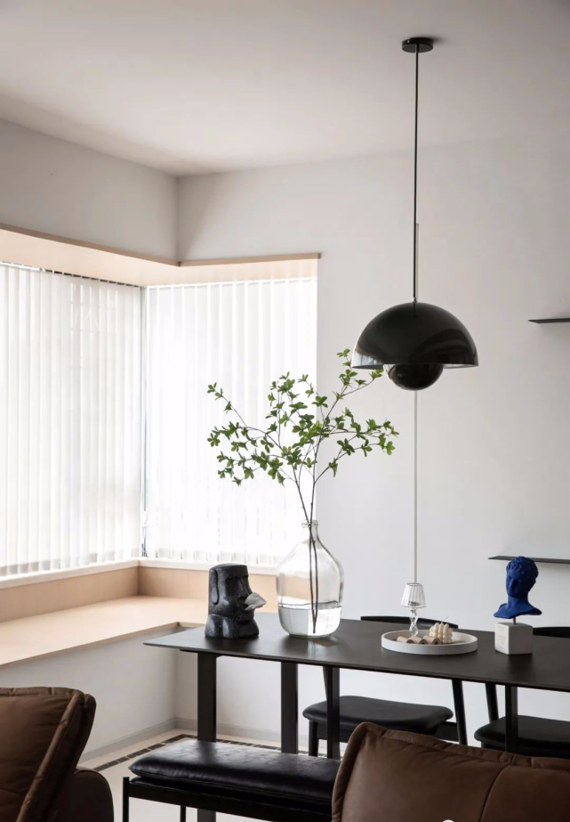 110㎡旧房改造，蓝色做为主题色，赋予了空间灵动艺术的气息