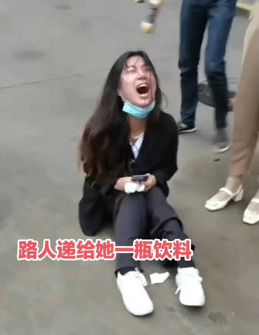湖南:女子的狗走丢了,坐在地上大哭:“我没有男朋友了”