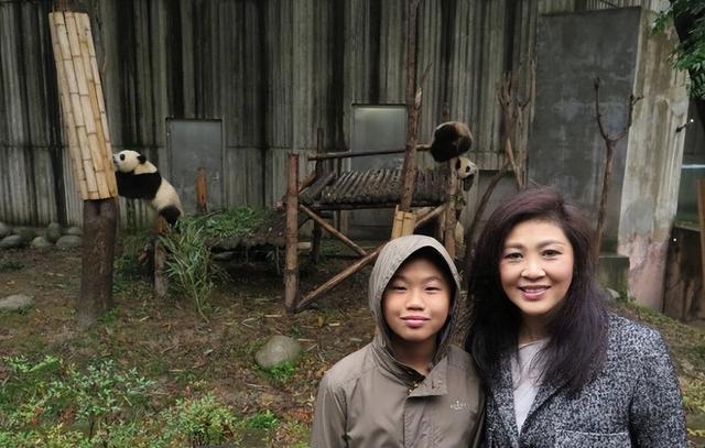 |55岁英拉气质绝了！18岁的儿子又高又帅成绩优秀，获奖让妈妈骄傲