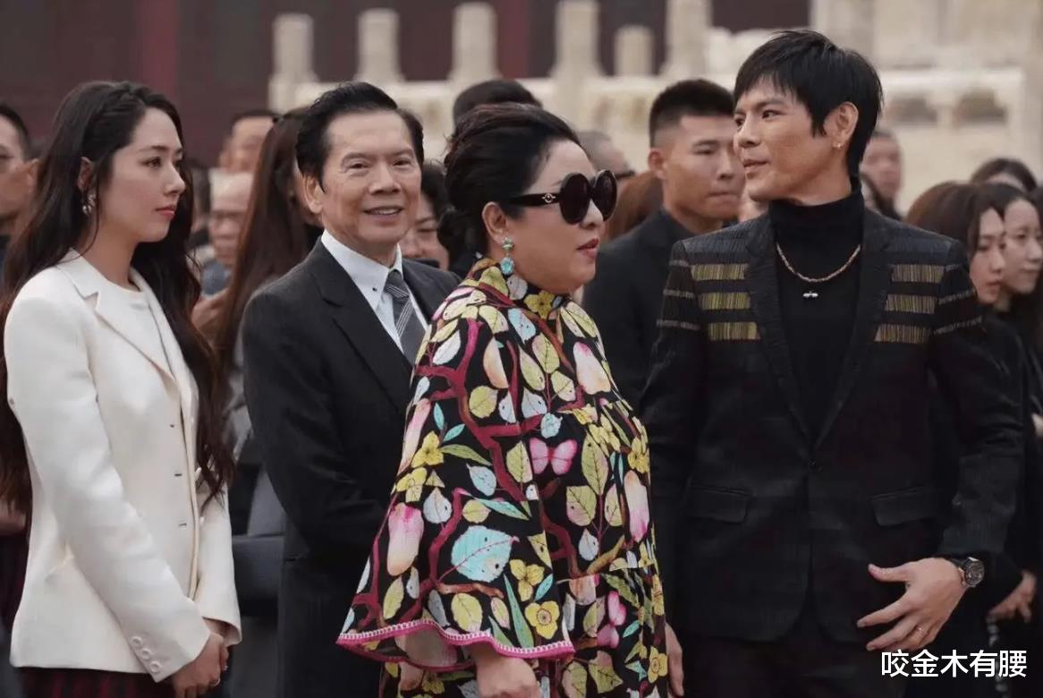 向太|向太陈岚晒生活短片，视察公司派头十足，坐大巴车回家获赞接地气