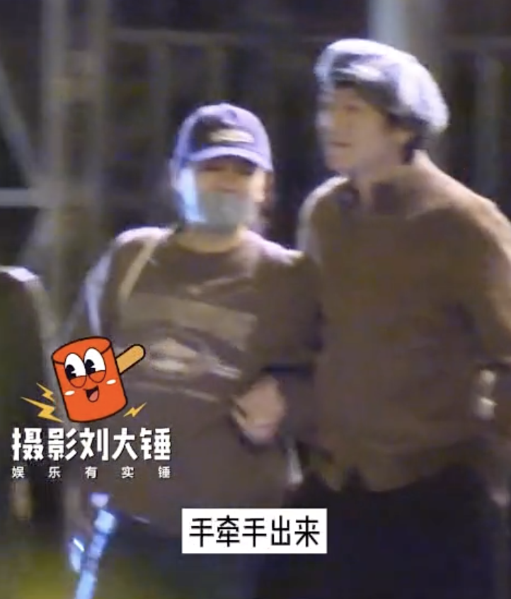 马思纯|马思纯牵手男友外出,肚子凸起身材像孕妇,两人有说有笑很甜蜜