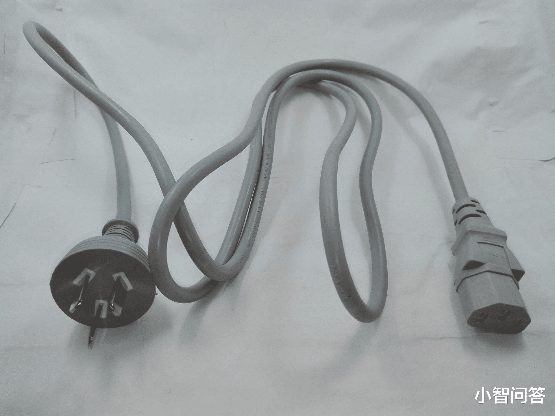 |电脑显示屏上的电源线和一些电饭锅的电源线一样，能通用吗？