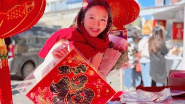 唐艺昕|唐艺昕小年晒老公视角美照，赶集买对联囤年货，笑容甜美好少女