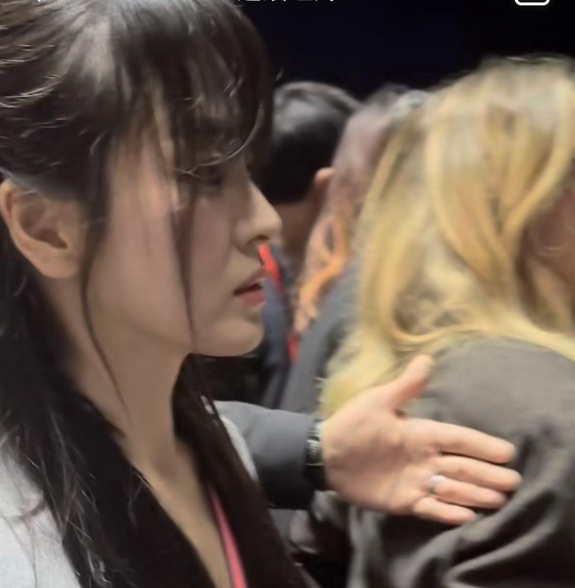 |宋慧乔时装周刘海造型显老,同场的程潇和宋雨琦也穿得好奇怪