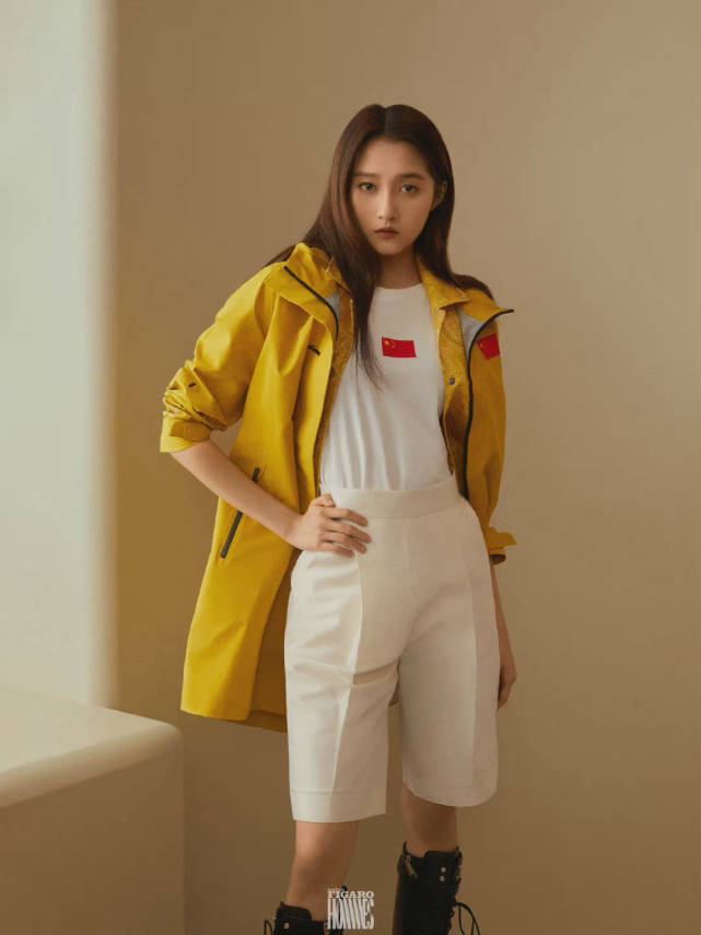 关晓彤|关晓彤成为时尚顶流，皮肤原来这么白，更有大长腿，一袭红裙太吸引人