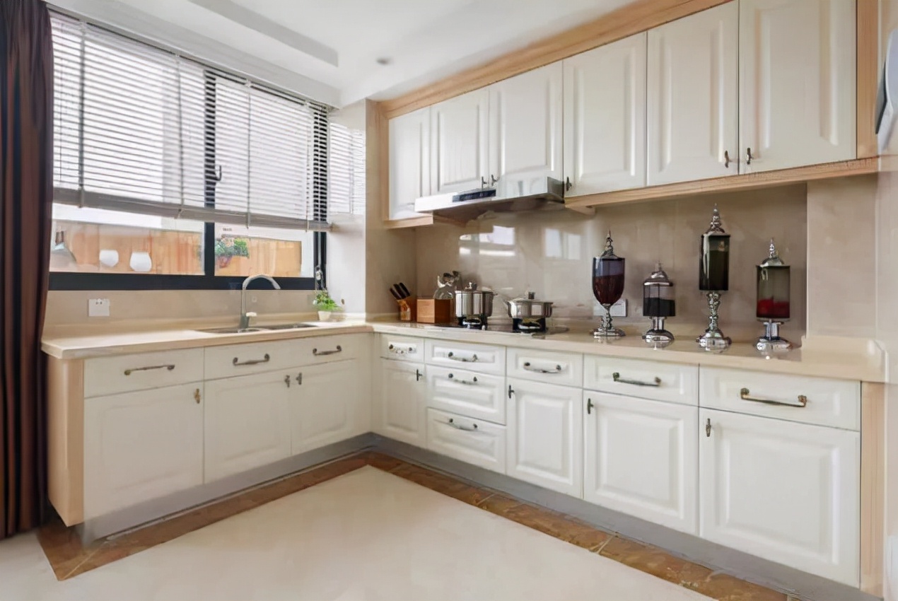 瓷砖怎样才显得有档次？师傅说：做上一圈波导线，不美不要钱