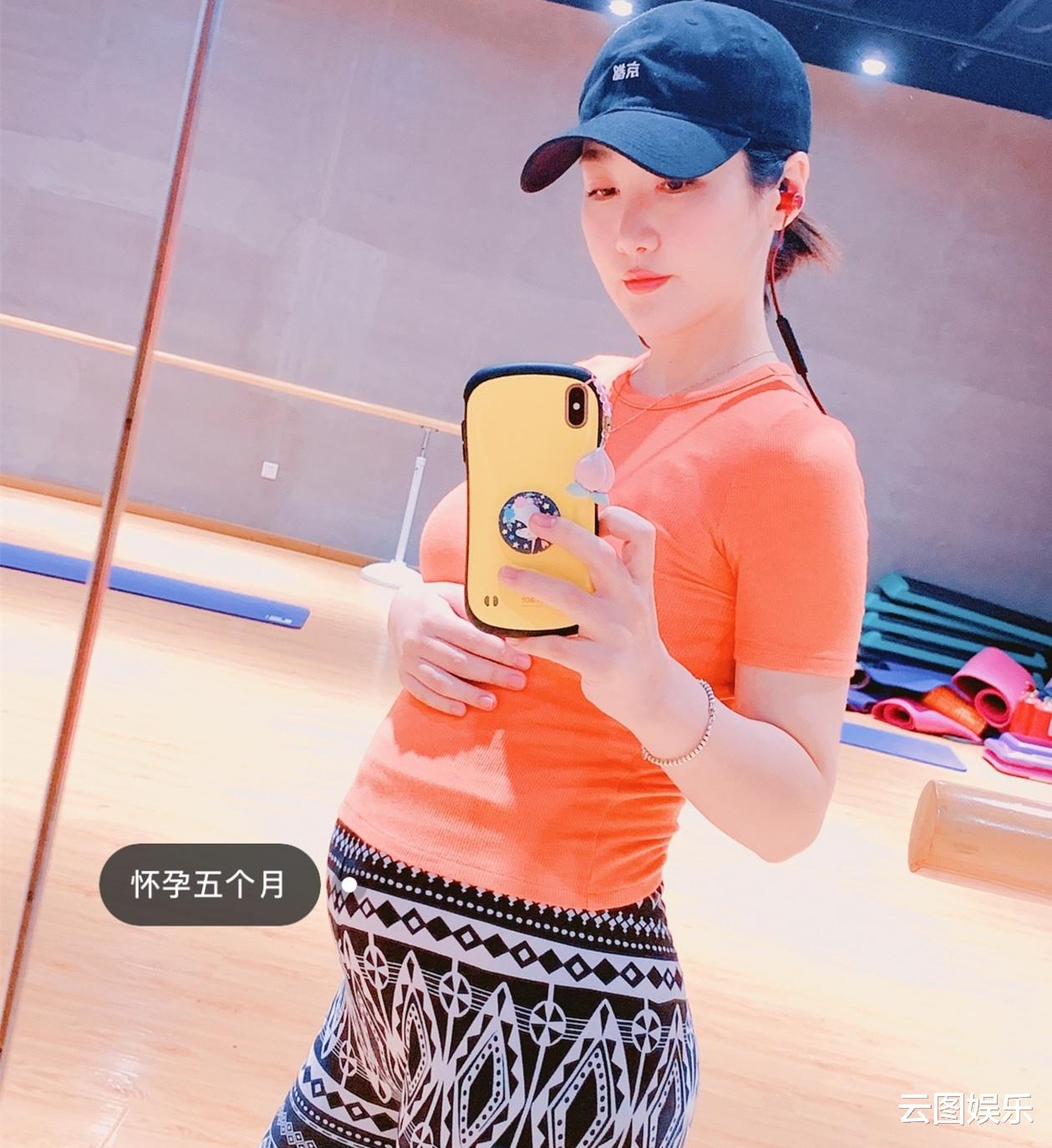 刘亚津|63岁刘亚津家庭照曝光,怀抱外孙笑开怀,演员女儿浓眉大眼颜值高